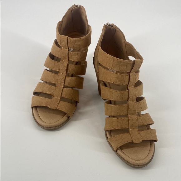Stylish Tan Strappy Heeled Sandals - Picture 2 of 7